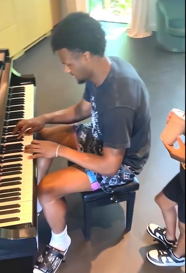 mk体育官网-詹皇大儿子回家休养弹钢琴！二儿子打比赛秀空接