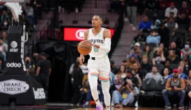 mk体育官网-两度犯错险酿大祸 马刺新王双加时完成自我救赎